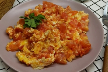 Яичница с помидорами